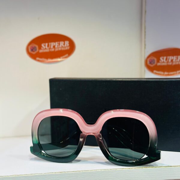 Gucci sunshade
Tolani