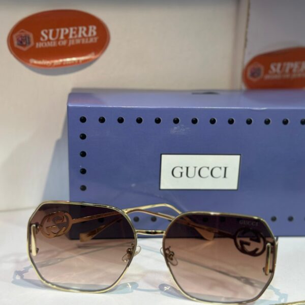 Gucci sunshade
omoT