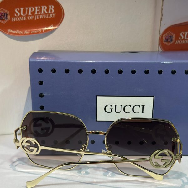 Gucci sunshade
omoT