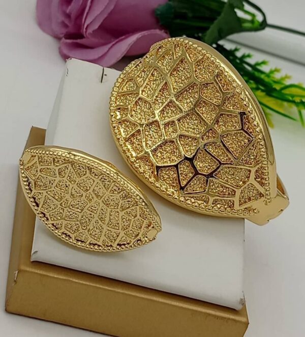 Owambe bangle with ring 
01