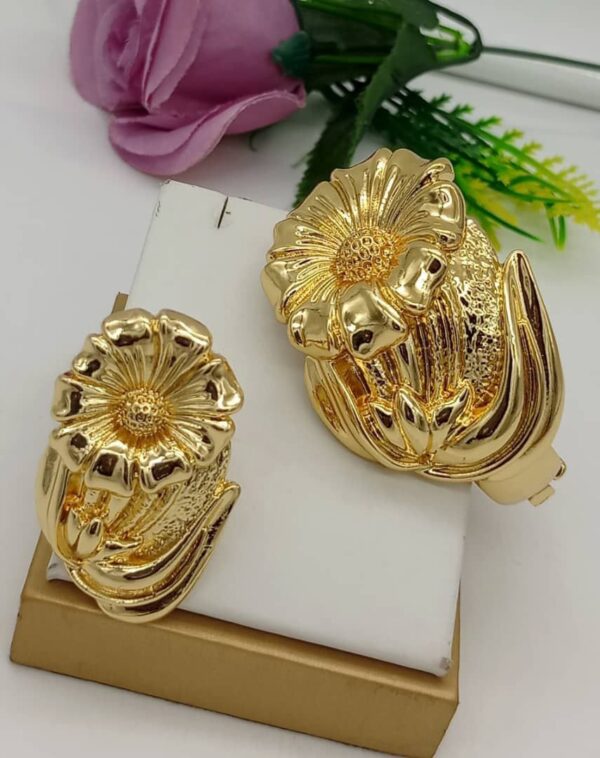Owambe bangle with ring 
02
